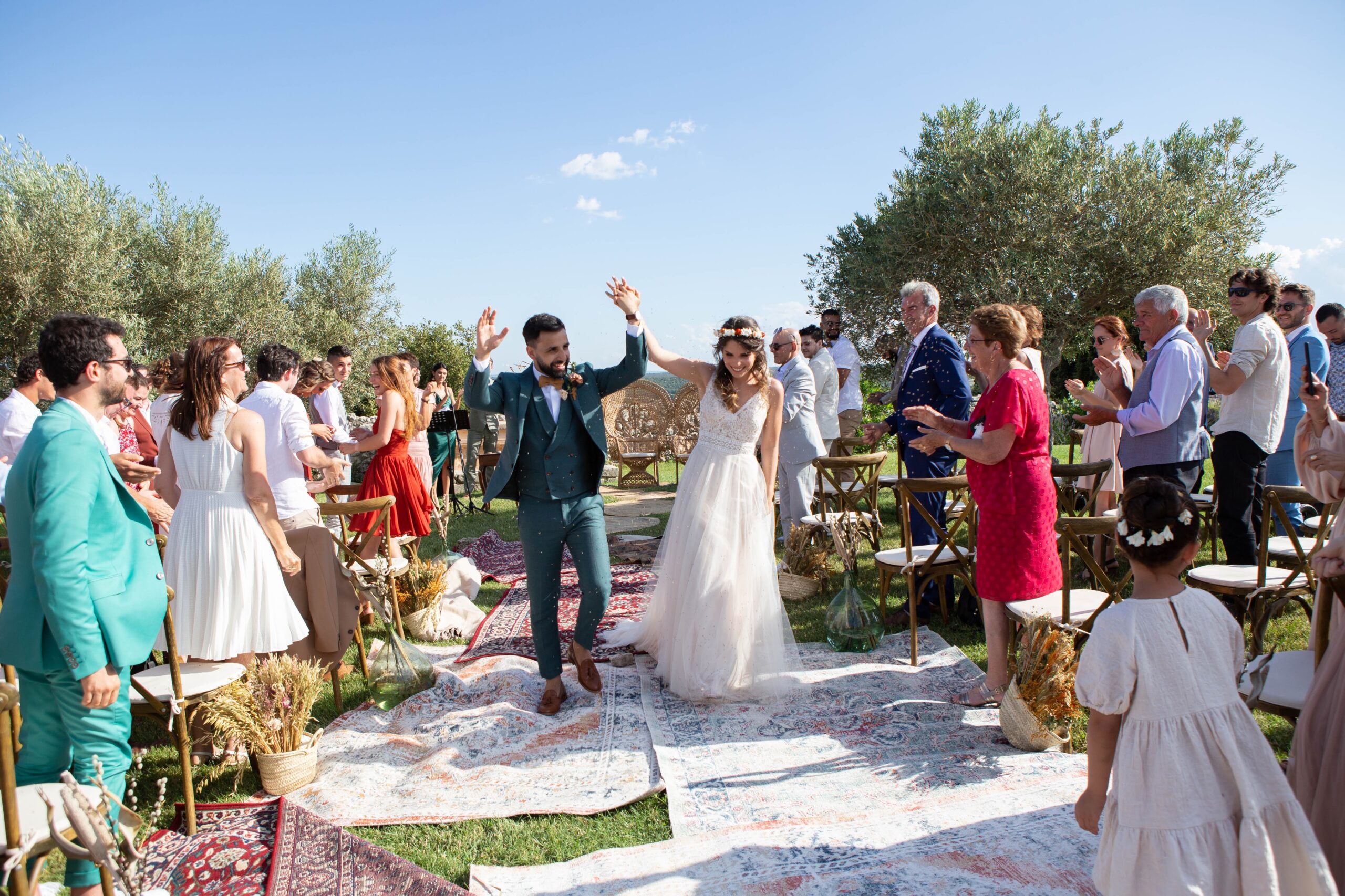 sortie de cérémonie, cérémonie, cérémonie laïque, mariés, famille, proches, tapis, été