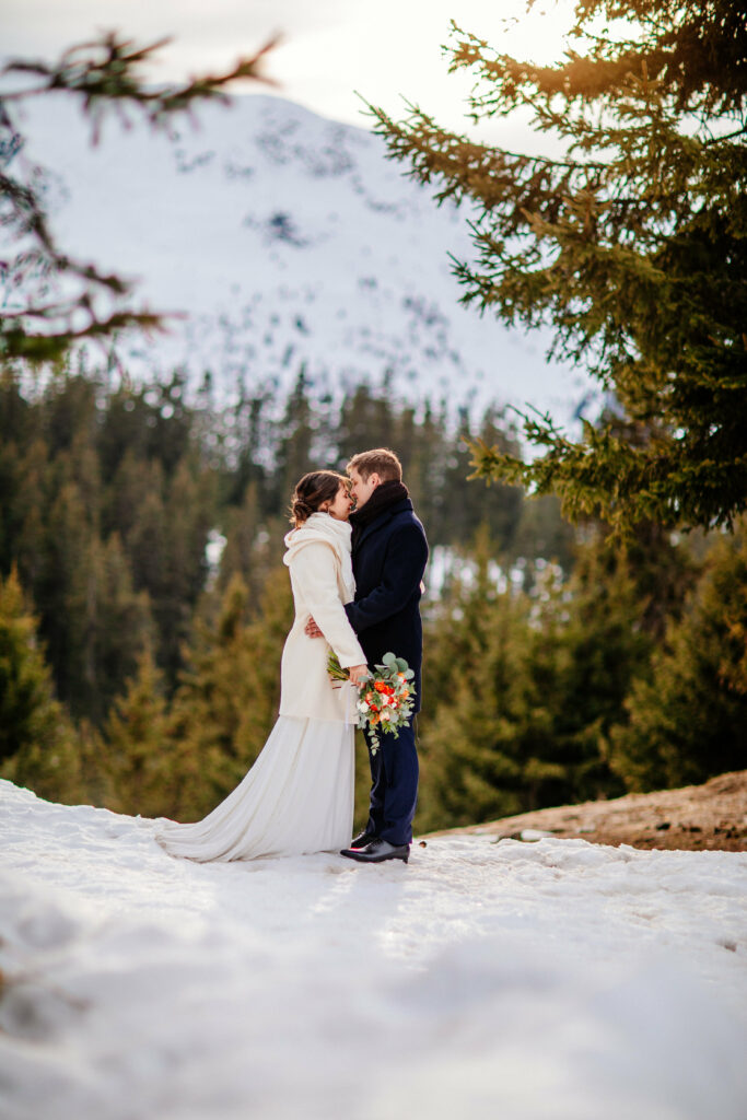 Mariage en hiver, mariage sur les pistes, mariage sous la neige, photo de couple, mariée, marié, costume bleu, mariage avec vue,