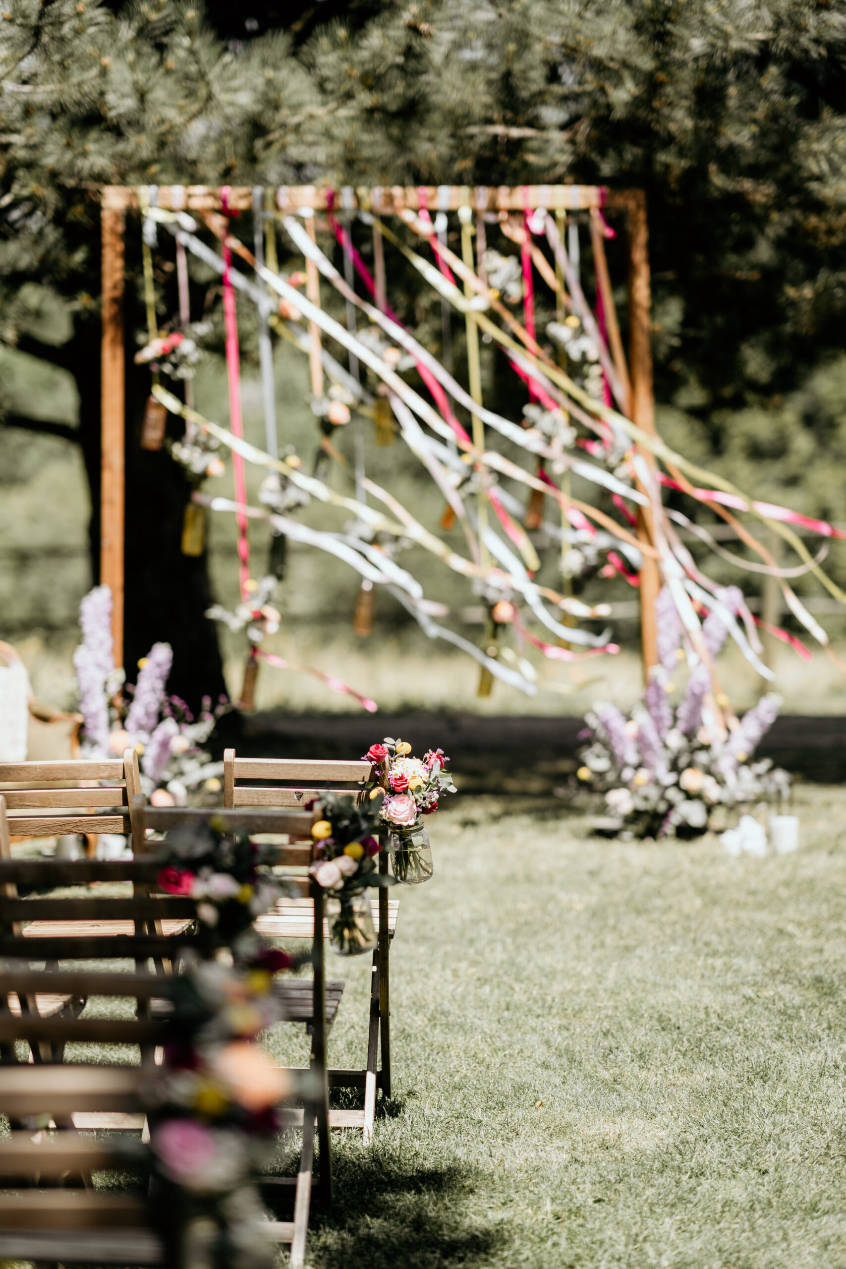 cérémonie, arche de cérémonie, ruban, bout de banc, mariage coloré, mariage fleurs des champs