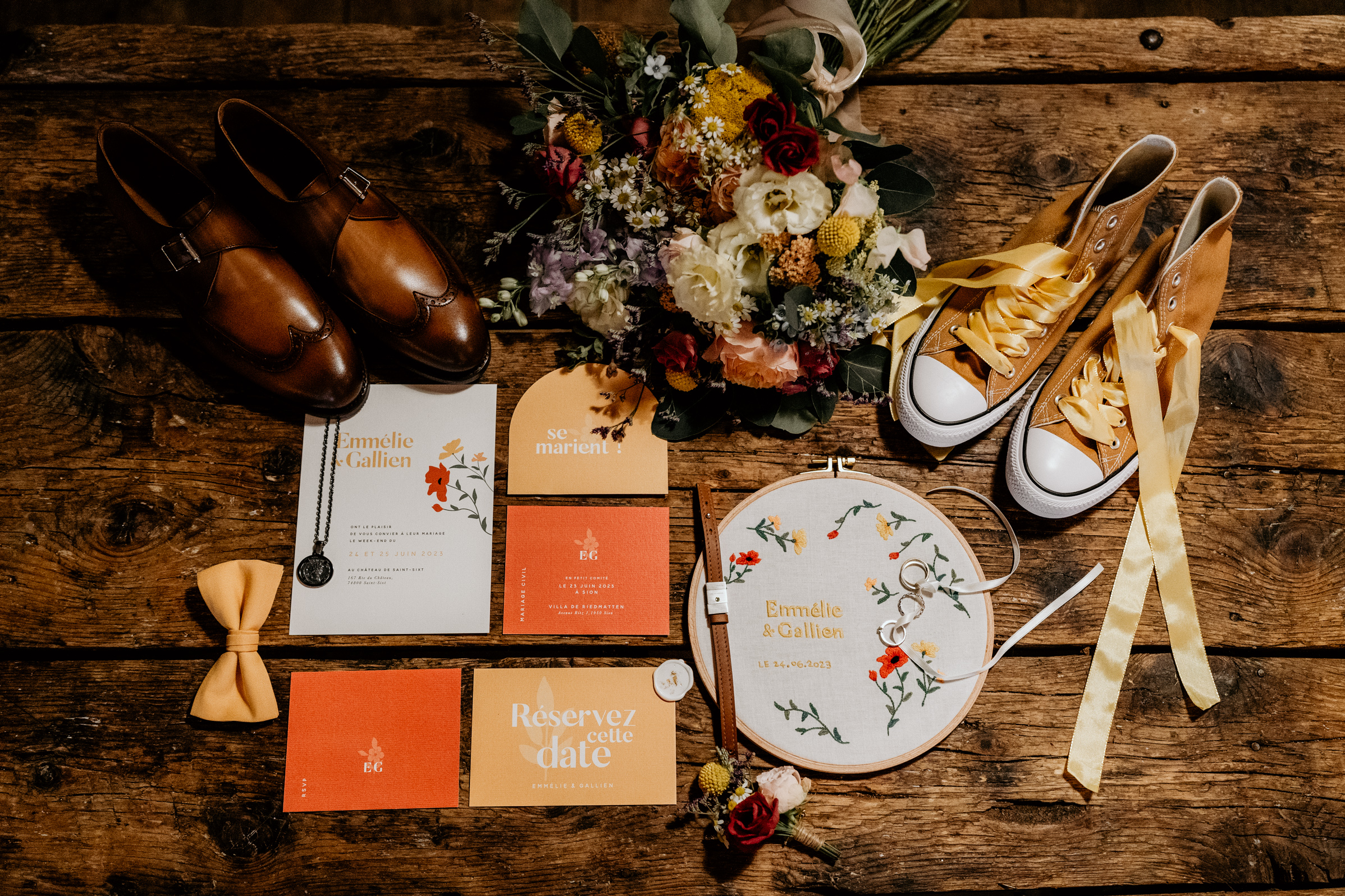 Flat lay, jaune, chaussure de mariage, chaussure de mariée, faire-part, mariage jaune, mariage jaune d'or, mariage or