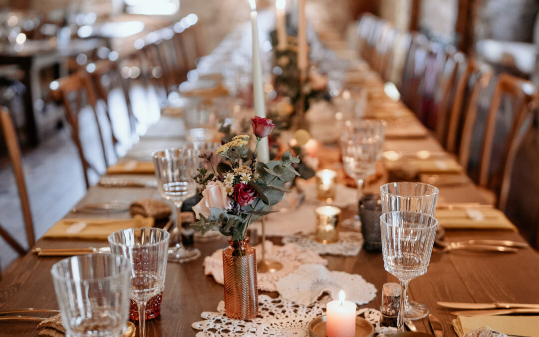 Décoration de table, table en bois, Bougies, fleurs, repas de mariage, chaises en bois
