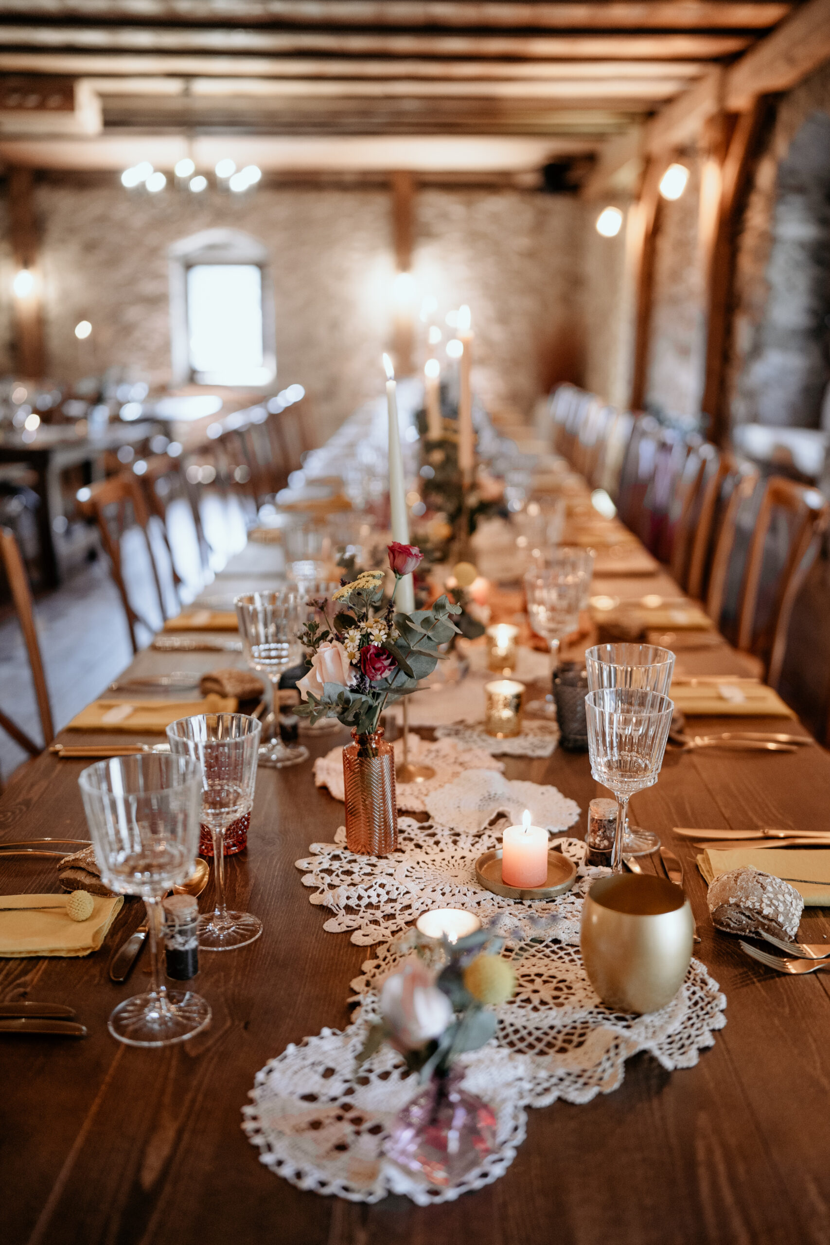 Décoration de table, table en bois, Bougies, fleurs, repas de mariage, chaises en bois