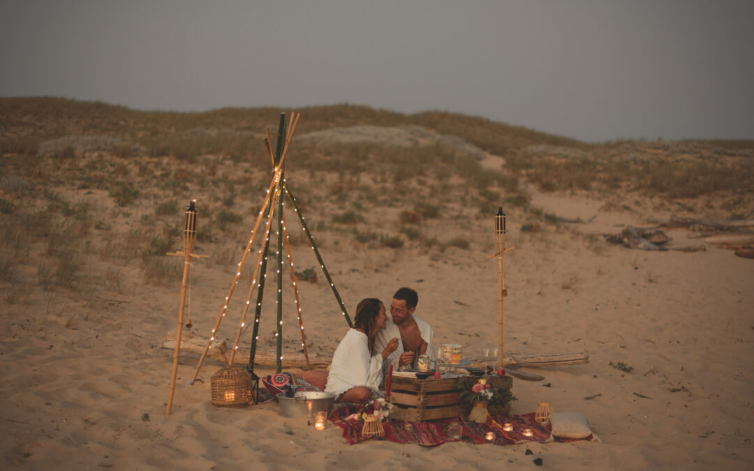 mariage, mariage a la plage, mariage en bord de mer, mariage atypique, mariage romantique, plage, cérémonie laïque, cérémonie sur la plage, diner de mariage, elopment, fiançailles, cocooning, mariage intime, mariage en bord de mer