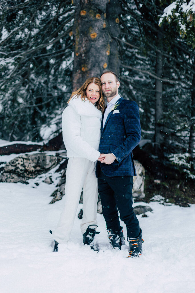 Photo de couple, Mariage sur les pistes, mariage sous la neige, mariage en hiver, photo de couple en hiver, mariage en montagne 