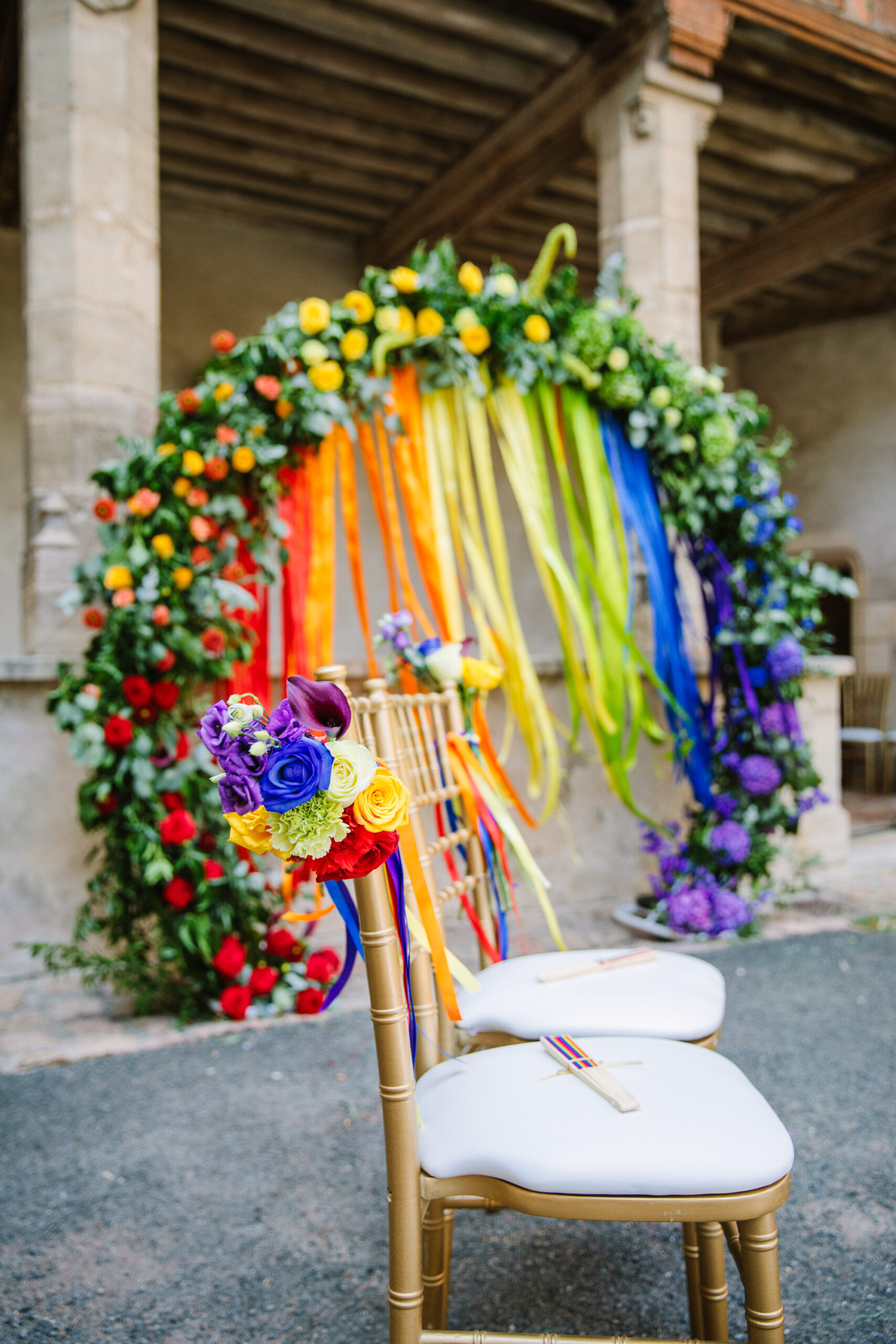 officiante de cérémonie arche de cérémonie arche de cérémonie coloré mariage coloré