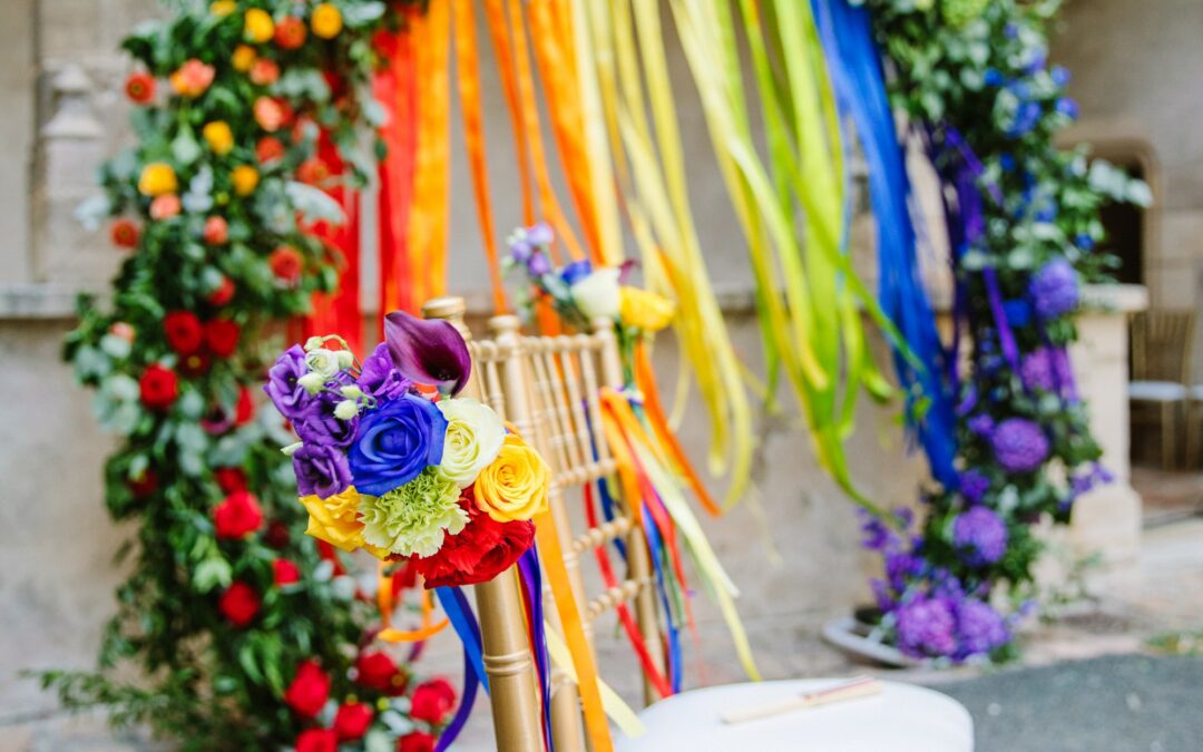 Mariage arc-en-ciel, multicolore, arche, décoration, fleurs, arche colorée, chaises