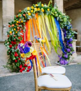 Wedding Planner Orange, Wedding Planner Bouche du Rhône, arche cérémonie laïque, fleurs arche, chaises pour les mariés, location mobilier 