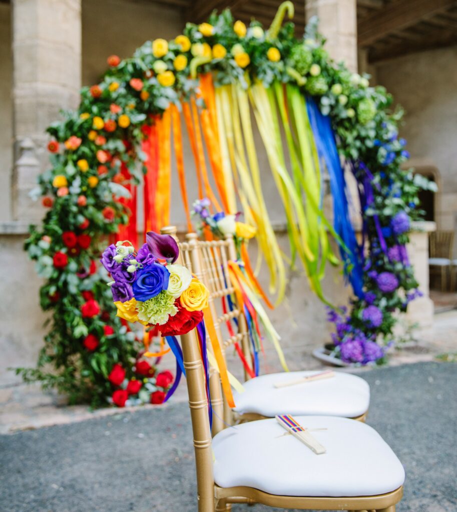 Mariage arc-en-ciel, multicolore, arche, décoration, fleurs, arche colorée, chaises