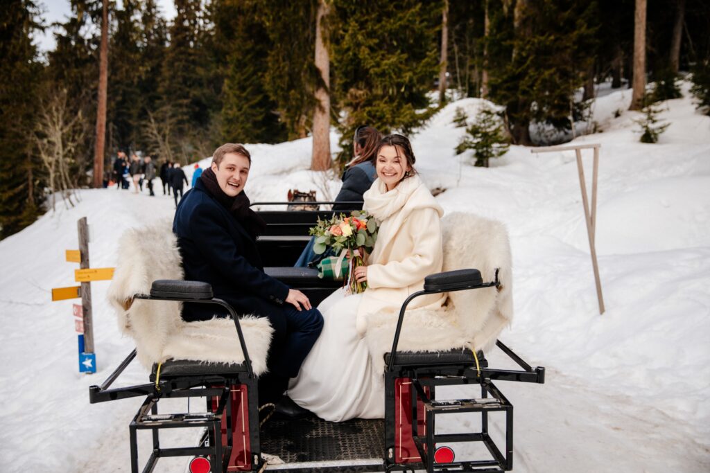 Mariage sur les pistes, mariage en hiver, calèche, mariage sous la neige, mariage en montagne, photo de couple 