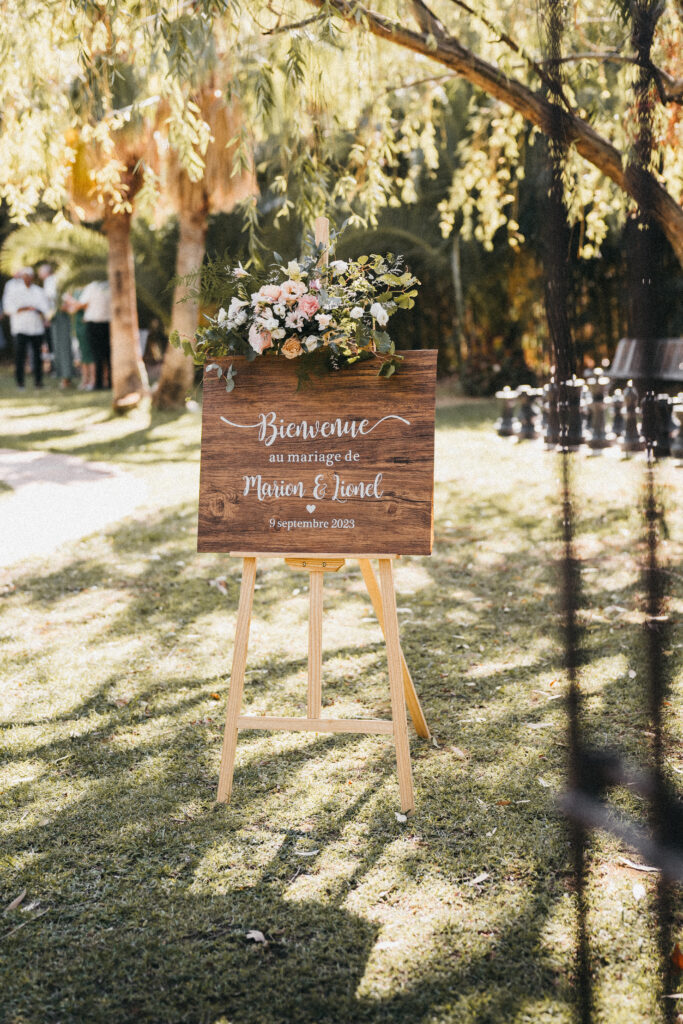 panneau de bienvenue, fleurs, panneau en bois, bienvenue au mariage, entrée de réception, chevalet