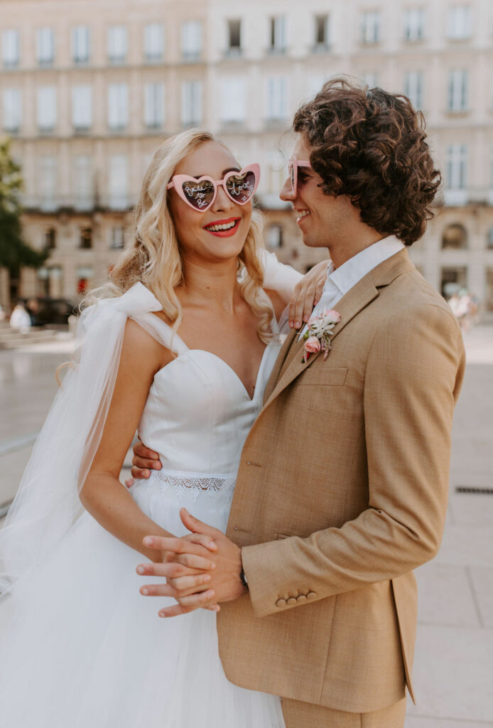 photo de couple, robe de mariée, costume beige, fleurs, lunettes roses, lunettes, pink, rose, heureux, tram