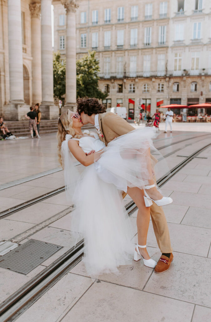 Photo de couple, robe de mariée, costume beige, tram, urbain, love, baiser