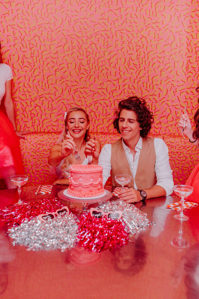gâteau mariage, wedding cake, rose, pink, pompon, lunette de soleil, lunettes roses, fête, costume beige, voilette, gourmandise