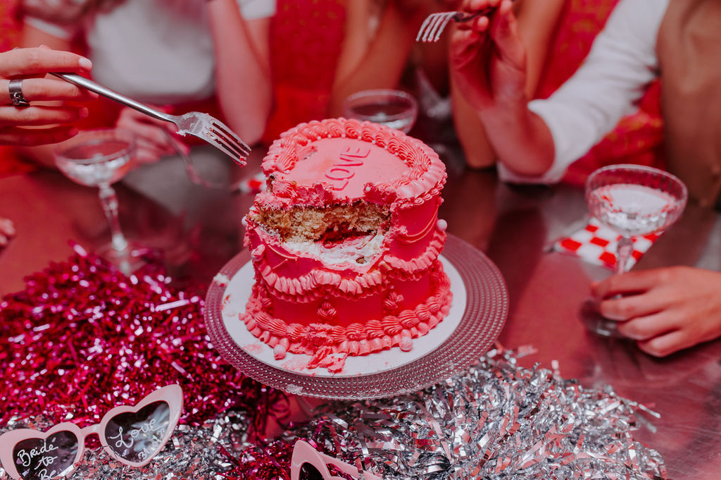 wedding cake, gâteau de mariage, gâteau coeur, gâteau rose, rose, pink, pompon