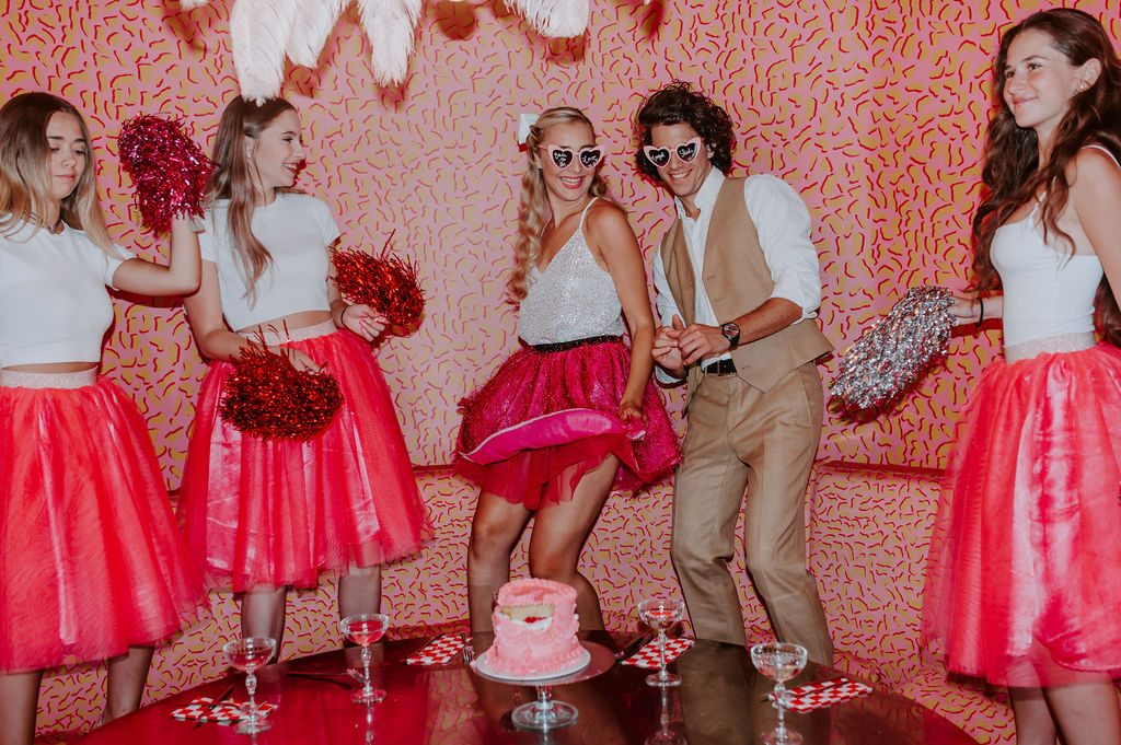 Soirée, party, wedding cake, gâteau de mariage, fête, rose, pink, costume beige, tenue de soirée, voile, lunettes