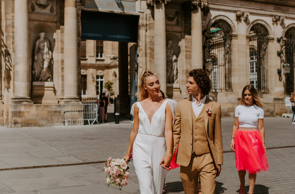 Photo de couple, bouquet, bouquet de mariée, demoiselle d'honneur, dress code, rose, pink, costume beige, boutonnière, cérémonie civile, combinaison, cape