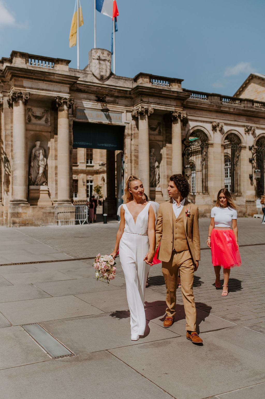 Photo de couple, bouquet, bouquet de mariée, demoiselle d'honneur, dress code, rose, pink, costume beige, boutonnière, cérémonie civile, combinaison, cape, mariage