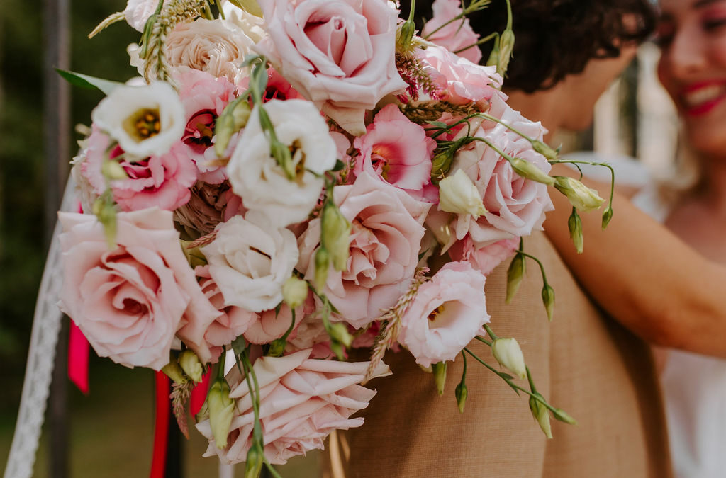 bouquet de mariée, bouquet, fleurs, détail, rose, pink, costume beige, marié