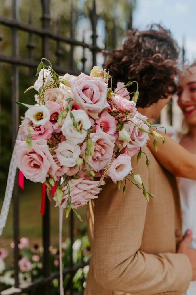 bouquet de mariée, bouquet, fleurs, détail, rose, pink, costume beige, marié