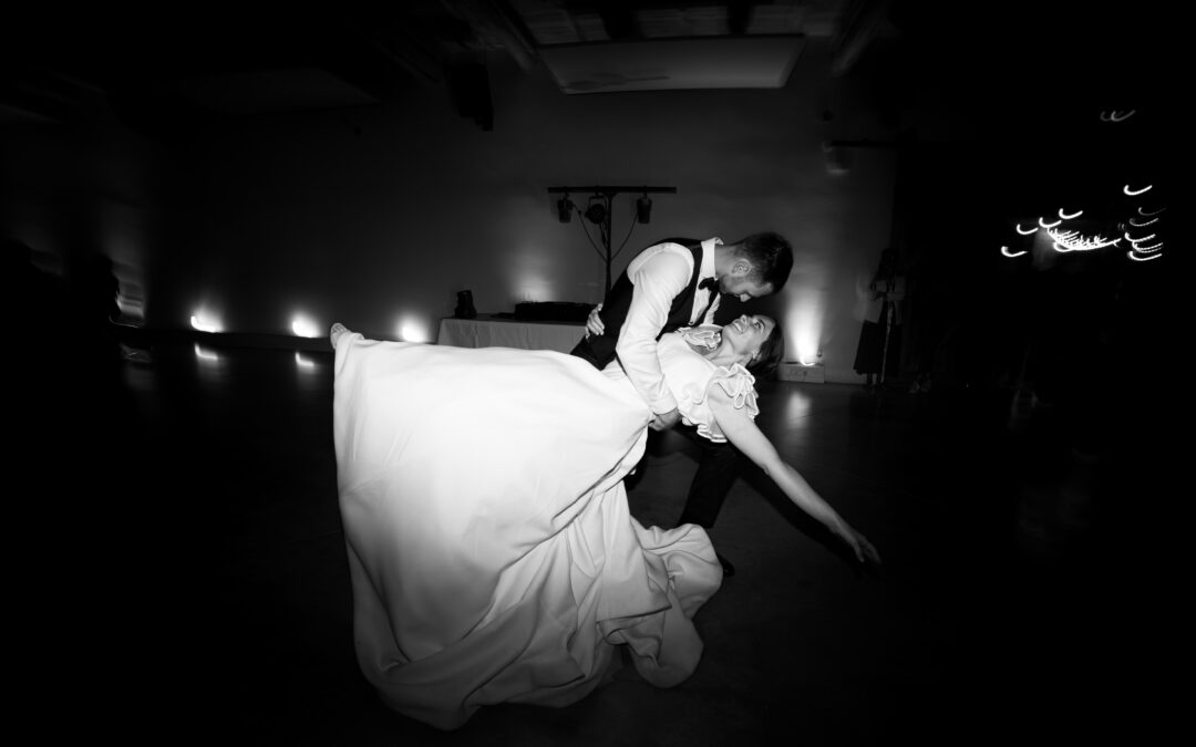 ouverture de bal, mariée basculée, noir et blanc, robe de princesse, première danse, mariés, bisous