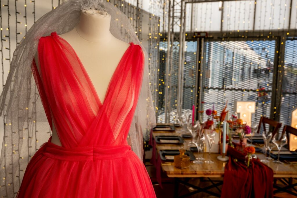robe de mariée, robe de mariée rose, cube lumineux, banquet, table en bois, chaise en bois