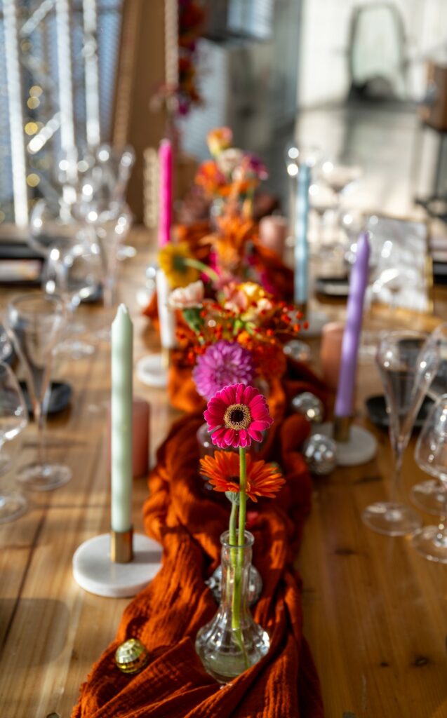 chemin de table, soliflore , multicolore, terracotta, bougies, bougies de couleurs, violet, rose, bleu, table en bois, art de la table