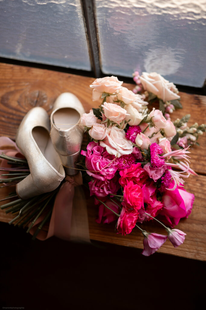 détails mariage, chaussures mariage, bouquet de mariée, fleurs roses, cancer du sein, octobre rose, ruban rose, dégradé de rose