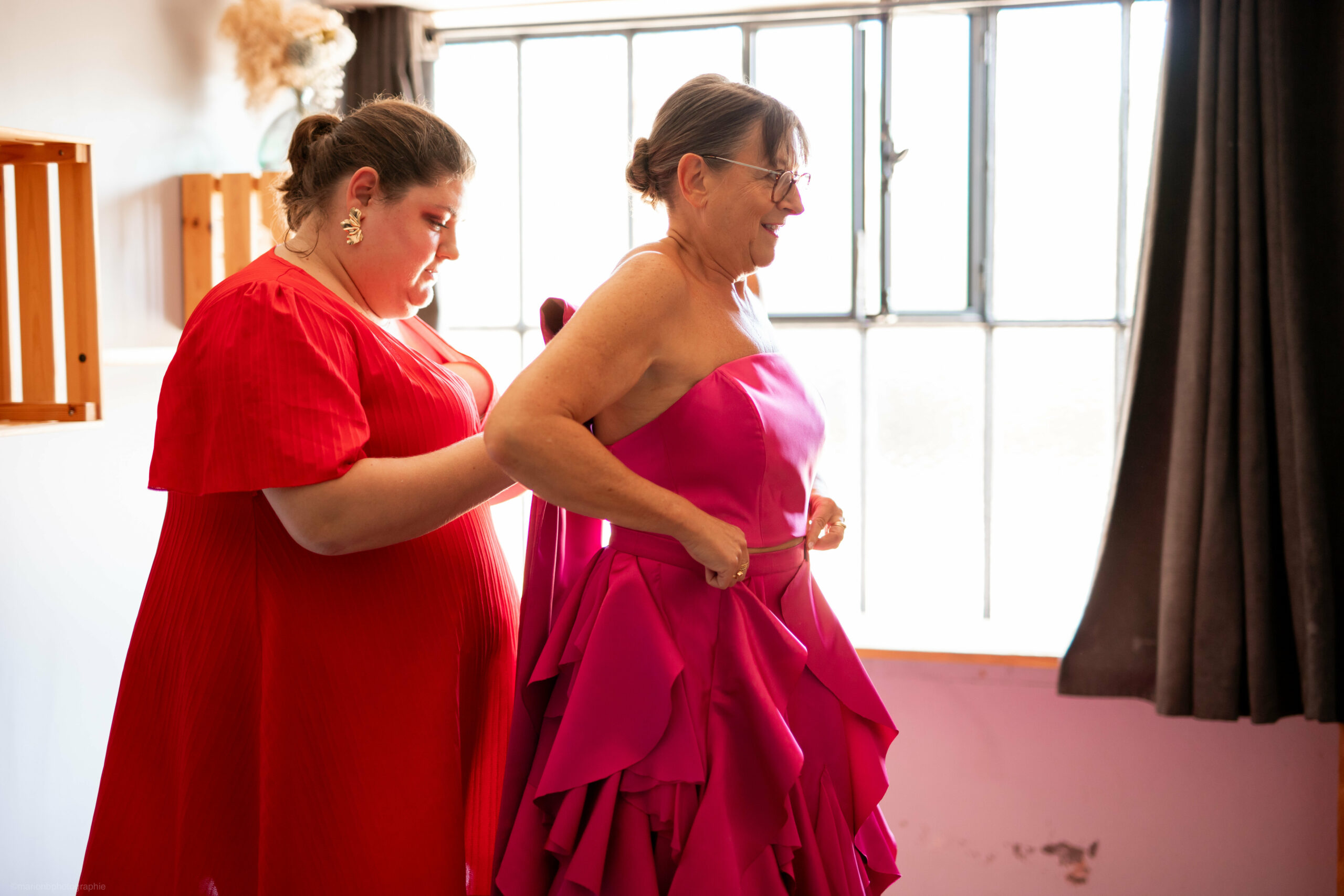 robe rose, robe rouge, préparatifs de la mariée, mariage, octobre rose, backstages, red dress, d day girl