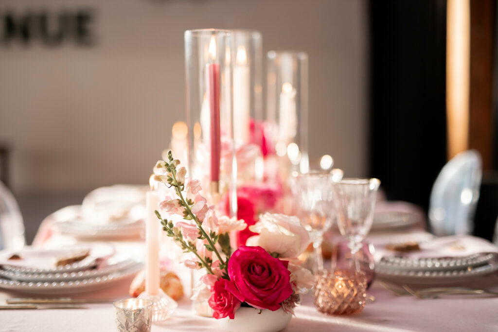 bougies roses, fleurs roses, décoration mariage, table d'honneur, ruban rose, octobre rose, mariage rose