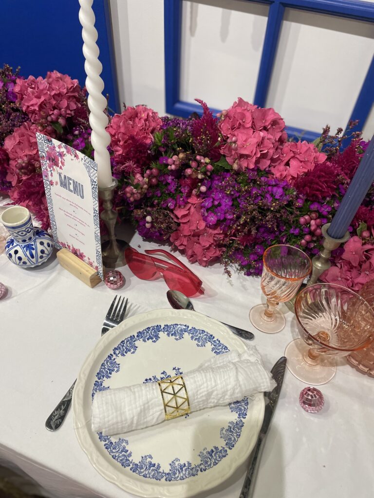 art de la table, assiette vintage, assiette blanche et bleu, bougie, fleur, rose, blanc, bleu, vintage, boule à facette, mariage grec, voyage, thématique mariage, verre rose