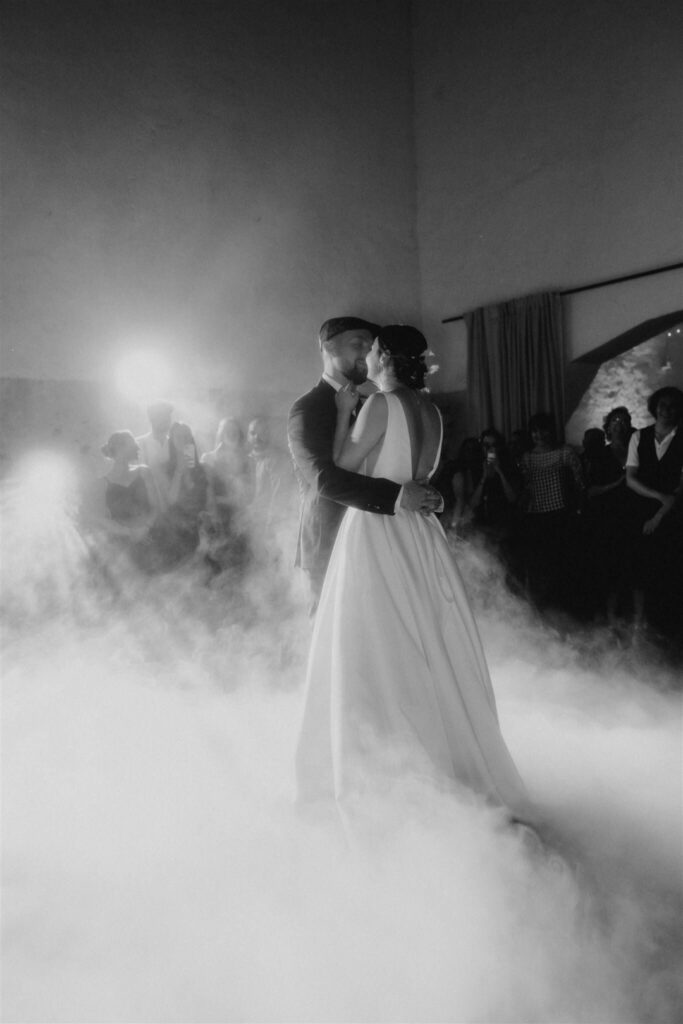 Ouverture de bal. La première danse des mariés. Mariés sur la piste de danse. Les mariés dansent sur un nuage. Fumée lourde comme sur un nuage Le slow des mariés