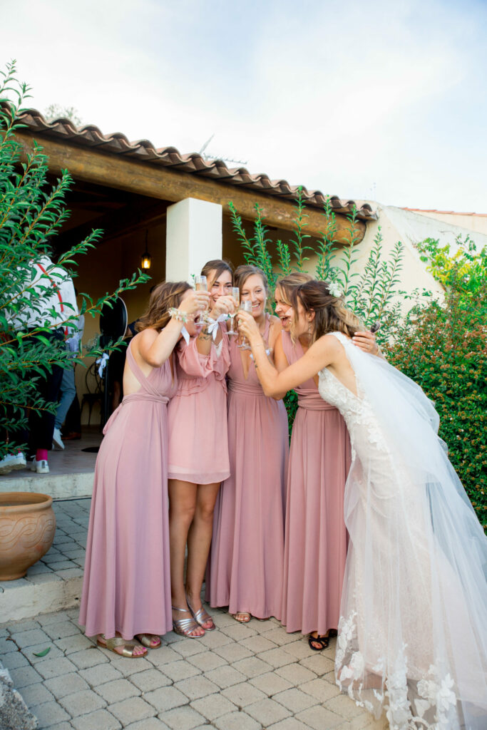 Demoiselles d'honneur en robe rose à trinquer, conseils pour un mariage sans stress