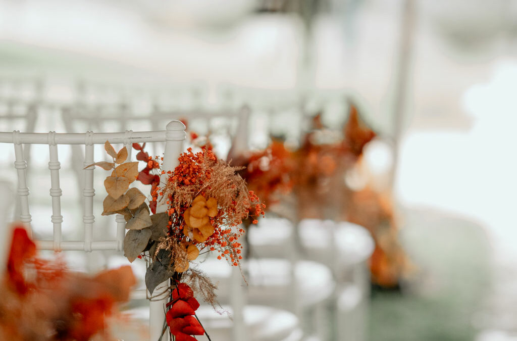 bout de bancs, cérémonie, chaises blanches, cérémonie laïque, fleurs, orange, automne
