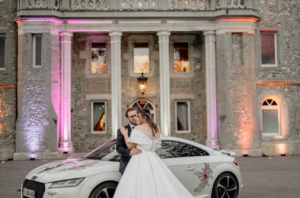 château, mariés, voiture, robe blanche, costume, couple, séance couple