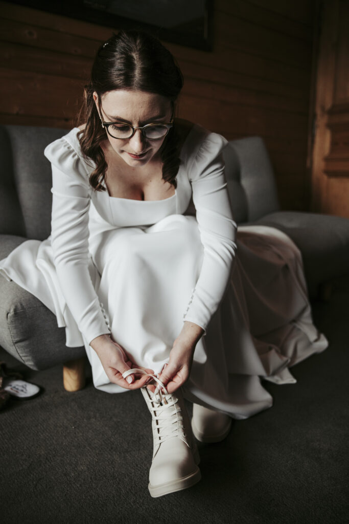 mariée, préparatifs, chaussures, neige, robe blanche, coiffure