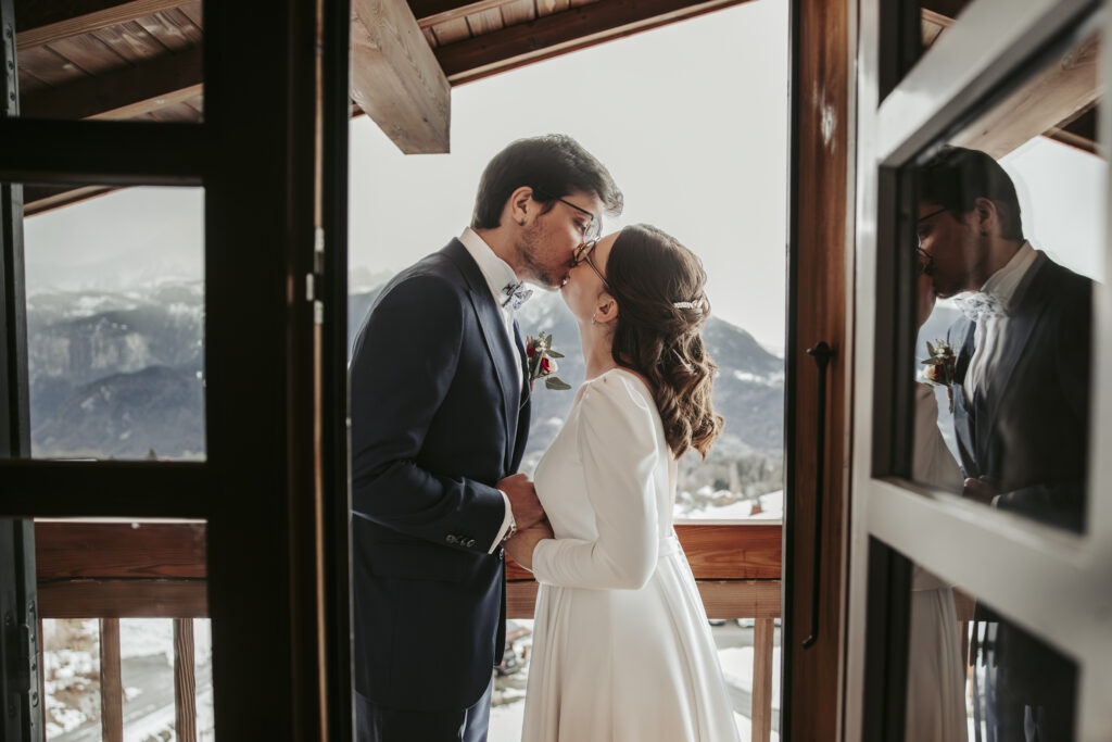 bisou, mariés, couple, robe blanche, vue, montagne, neige