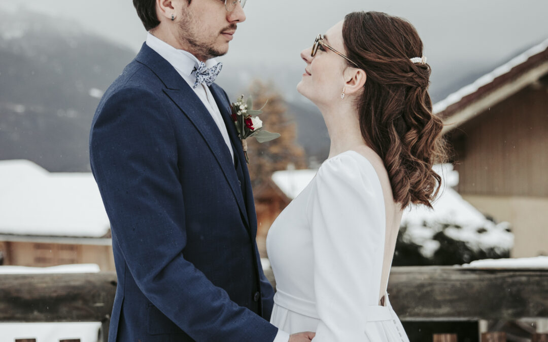 mariés, couple, séance photo, neige, montagne, fleurs, bouquet, coiffure, boutonnière