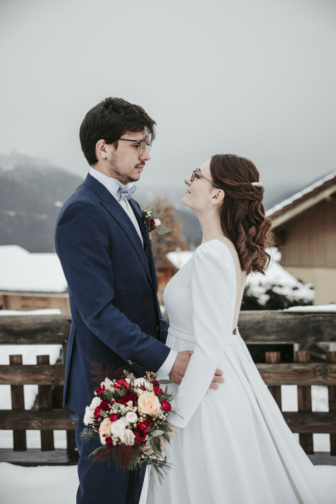 mariés, couple, séance photo, neige, montagne, fleurs, bouquet, coiffure, boutonnière