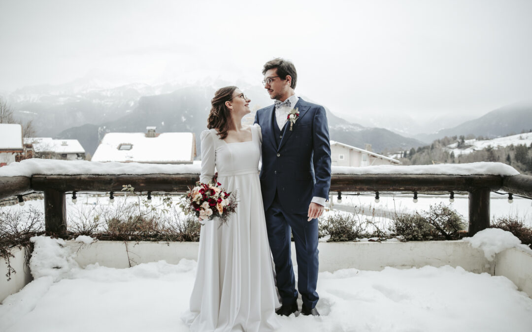 bouquet, fleurs, mariés, neige, montagne, couple, costume, robe blanche