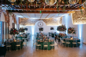 Mariage bleu violet, décoration, salle de réception, nappe verte, mariage émeraude, chaises transparante
