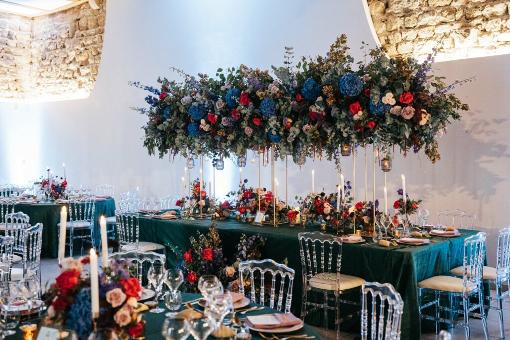 Mariage bleu violet, décoration, salle de réception, nappe verte, mariage émeraude, chaises transparante, planning, flexible, wedding