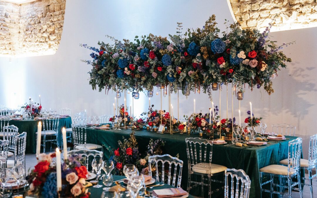 Mariage bleu violet, décoration, salle de réception, nappe verte, mariage émeraude, chaises transparante