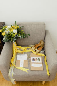 faire-part, détails, flatlay, bouquet, jaune, fleurs, alliances, chaussures, doré