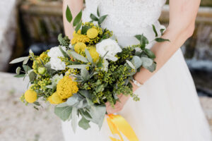 jaune, bouquet, fleurs, mariés, mariée, robe blanche