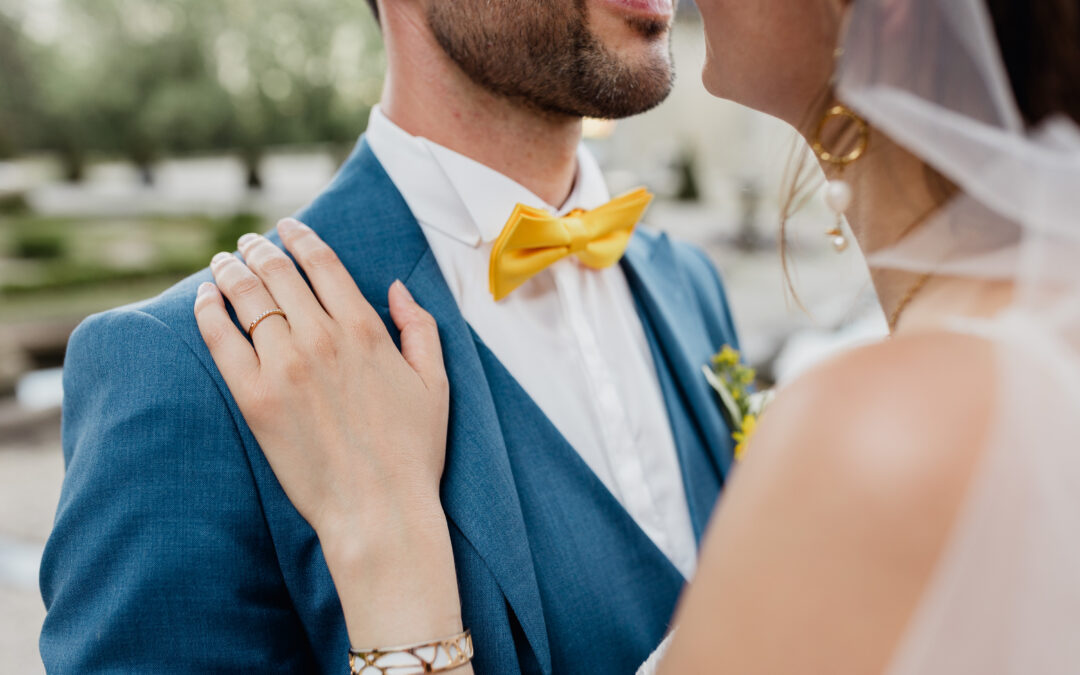 détails, noeud papillon, jaune, costume bleu, robe blanche, mariés, mariage