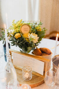 mariage, table, jaune, miel, centre de table, décoration, nom de table, fleurs