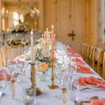 décoration table de mariage, serviettes colorées, tons pêche, mariage dans un château