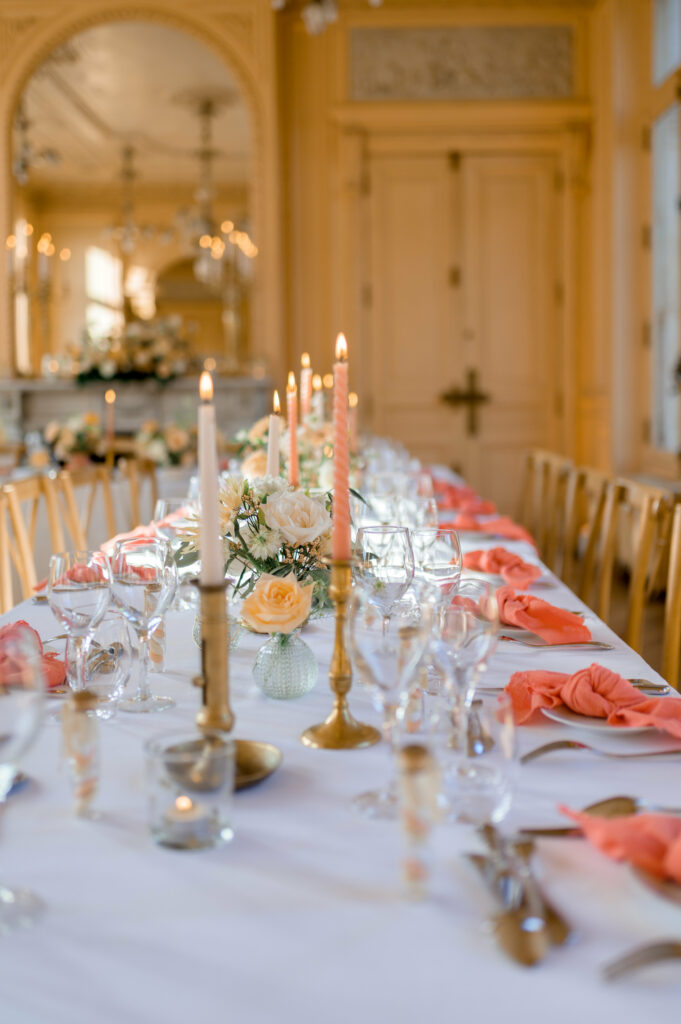 décoration table de mariage, serviettes colorées, tons pêche, mariage dans un château, formula, wedding planner
