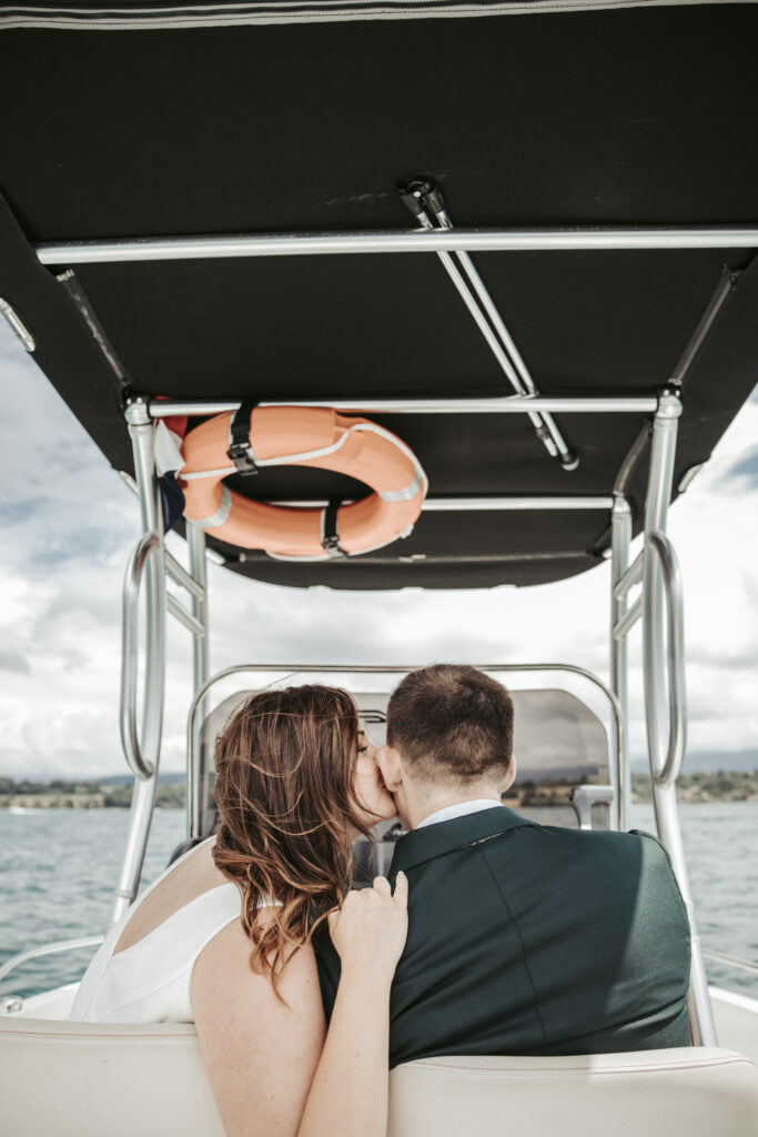 Mariée sur un bateau mariage lac mariée marié robe de mariée costume de mariage costume d'homme Costume vert mariage sur bateau 