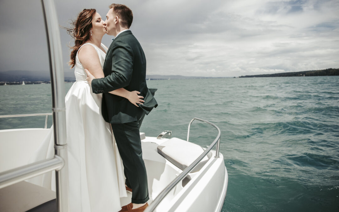 Mariée sur un bateau mariage lac mariée robe de mariée mariage sur bateau